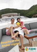 李嘉欣晒一家三口合照 一家人亲密依偎温馨幸福