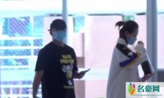 苗苗现身妇产医院 挽着郑恺行走缓慢疑证实怀孕
