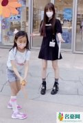 李小璐儿童节带甜馨出街 二人玩泡泡水画面温馨有爱
