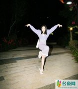 宋茜夏夜街拍 画风突变姿势超多超沙雕