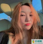 李嫣坐车中自拍 一脸冷酷看向镜头时髦有范儿