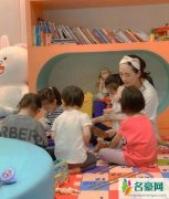 章子怡与醒醒开派对 与其他小朋友围坐在一起画面温馨
