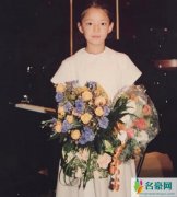 吉娜分享童年演出照 五官精致清纯甜美从小美到大