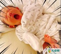陈小春首晒二胎儿子正面照 张大嘴翘起小脚呆萌可爱