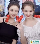 戚薇薇娅同框直播 为推销产品摆凹造型逗趣十足