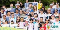 李嫣与爸爸做公益 父女俩摆pose拍照气氛温馨融洽