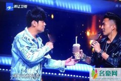 周杰伦戒奶茶决心减肥 周董人到中年发福明显怕被老婆嫌弃