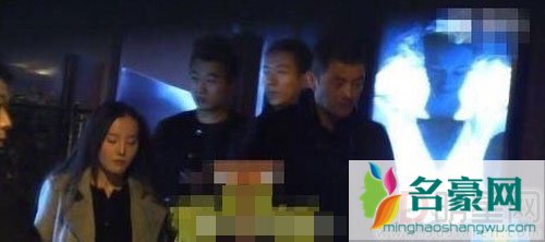 李亚鹏感情新动态 与神秘女十指紧扣