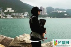 余文乐抱儿子看海 昔日浪荡潮男如今变身奶爸