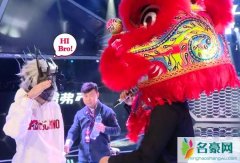 蒙面唱将红烧狮子头是谁 夸张造型也难掩盖熟悉声色