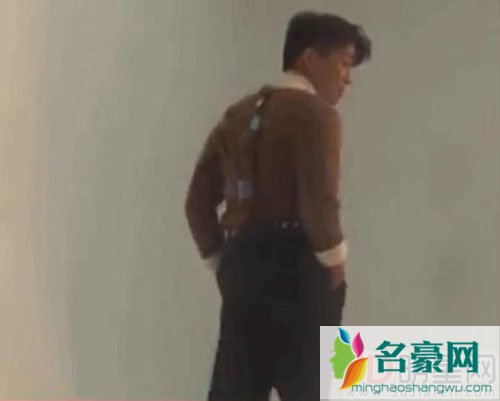 王宝强暴瘦让人心疼 衣服上全是夹子