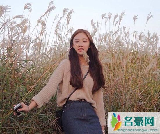 2019最流行的发型长发_好看的中长发卷发图片_最有女神气质的长发发型图片2