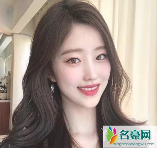 2019最流行的发型长发_好看的中长发卷发图片_最有女神气质的长发发型图片3