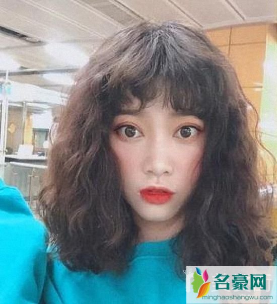 不挑脸型的小羊毛卷发型图片_2019流行羊毛卷发型图片女_最新羊毛卷短发发型图片女_今年流行的发型羊毛卷3