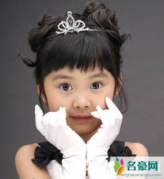 小女孩皇冠发型绑扎方法_儿童戴皇冠梳简易发型图片2