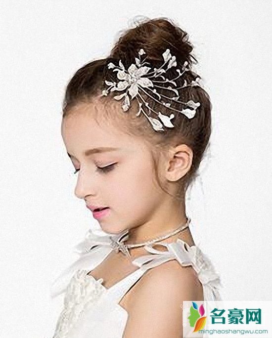 小女孩皇冠发型绑扎方法_儿童戴皇冠梳简易发型图片4
