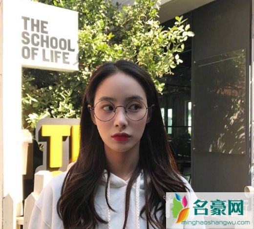 2019流行的女生发型图片：韩式中分卷发