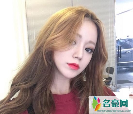 2019流行的女生发型图片：长发大波浪