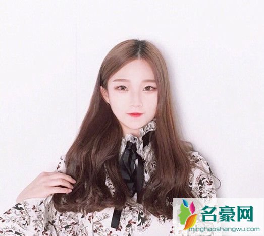 2019流行的女生发型图片：中分发尾烫