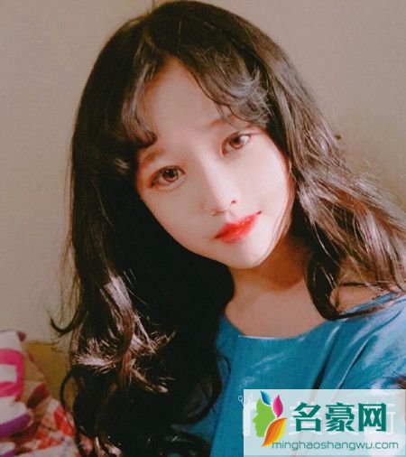2019流行的女生发型图片：中分卷刘海