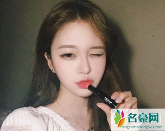 2019最流行的发型女_女生最近流行发型图片2