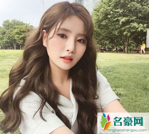 今年流行发型图片女中长发_2019中长发最新发型女图片6