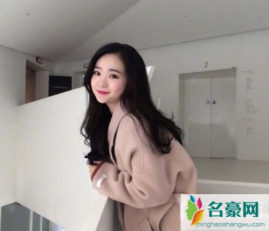 今年流行发型图片女中长发_2019中长发最新发型女图片3