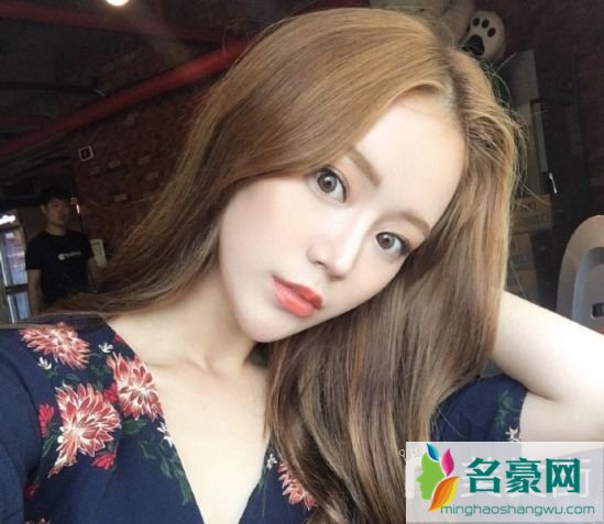 今年流行发型图片女中长发_2019中长发最新发型女图片1