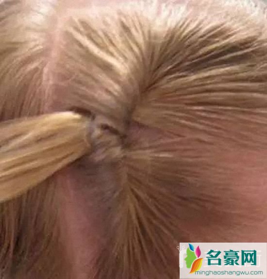 小女孩漂亮发型梳法：丝带蝴蝶结扎发步骤1