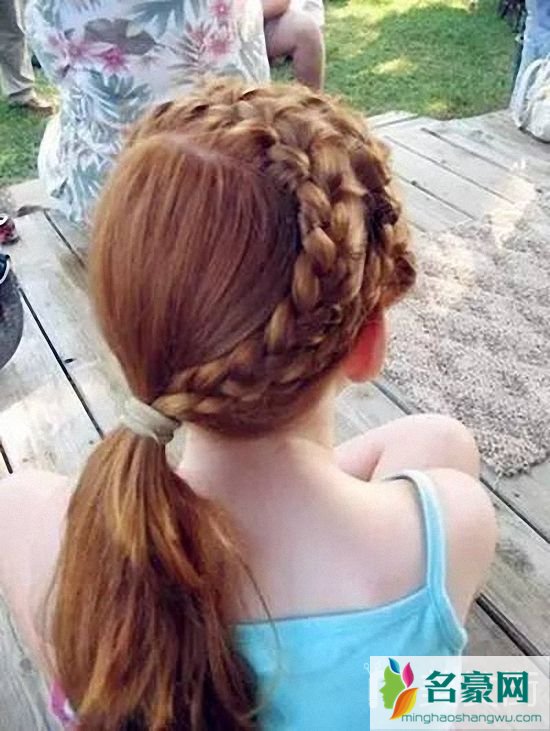 小女孩漂亮发型梳法：儿童马尾编发发型1
