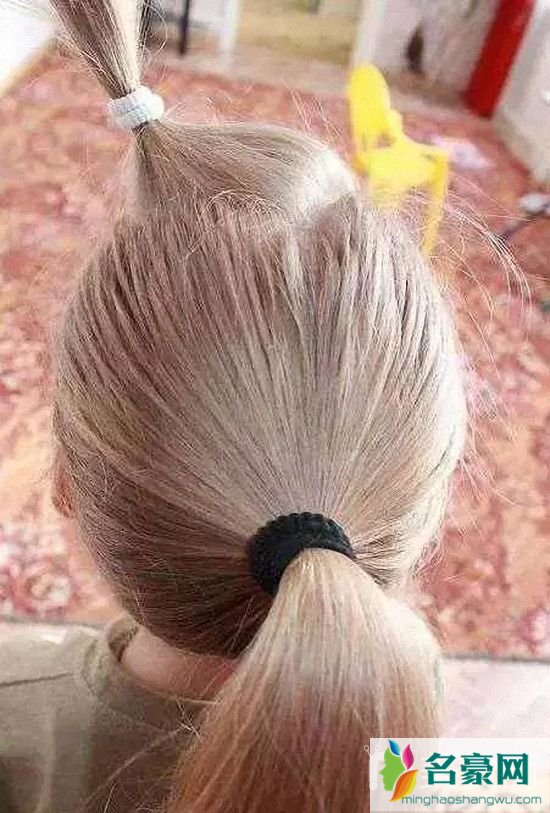 小女孩漂亮发型梳法：古典花苞头扎发步骤1