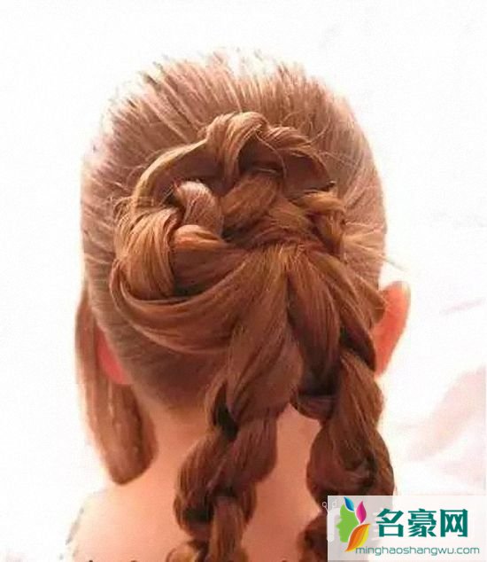 小女孩漂亮发型梳法：仙气十足的盘发步骤6