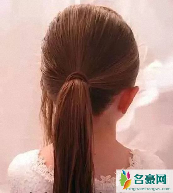 小女孩漂亮发型梳法：仙气十足的盘发步骤3