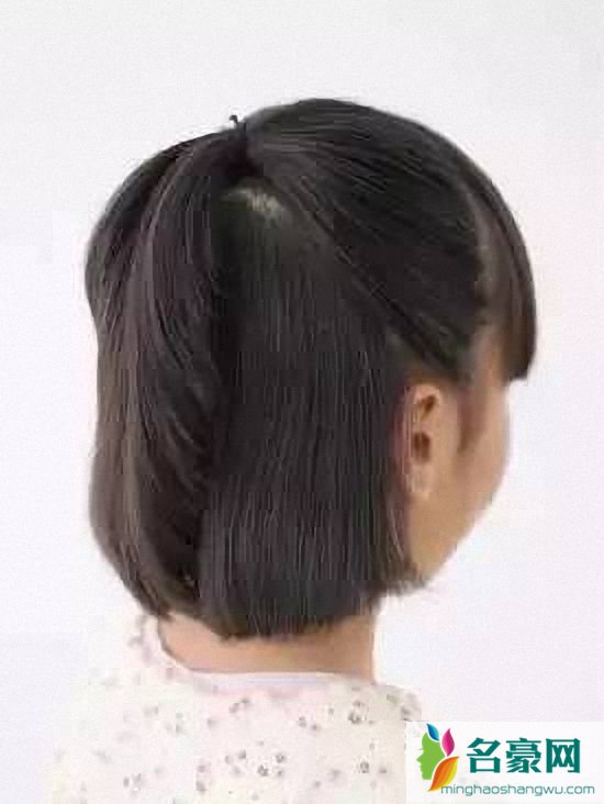 小女孩漂亮发型梳法：短发妹纸公主头扎发步骤1