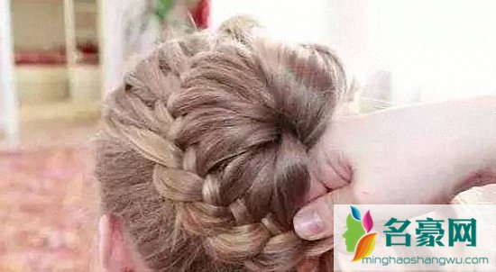 小女孩漂亮发型梳法：古典花苞头扎发步骤5