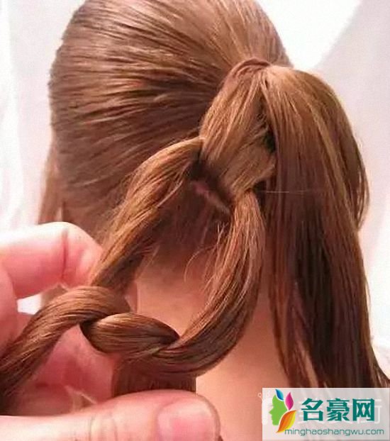 小女孩漂亮发型梳法：仙气十足的盘发步骤4