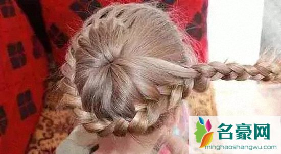 小女孩漂亮发型梳法：古典花苞头扎发步骤6