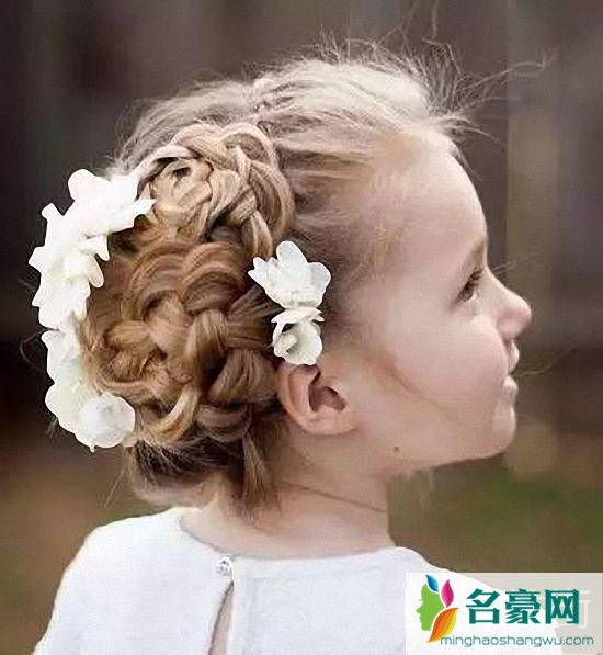 小女孩漂亮发型梳法：儿童创意花苞头1