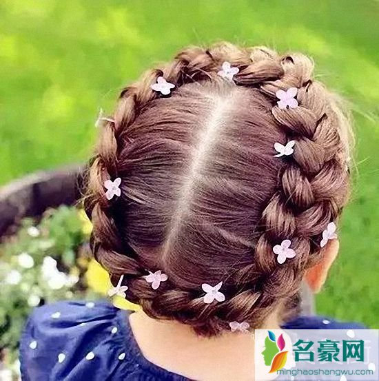 小女孩漂亮发型梳法：儿童花环盘发发型