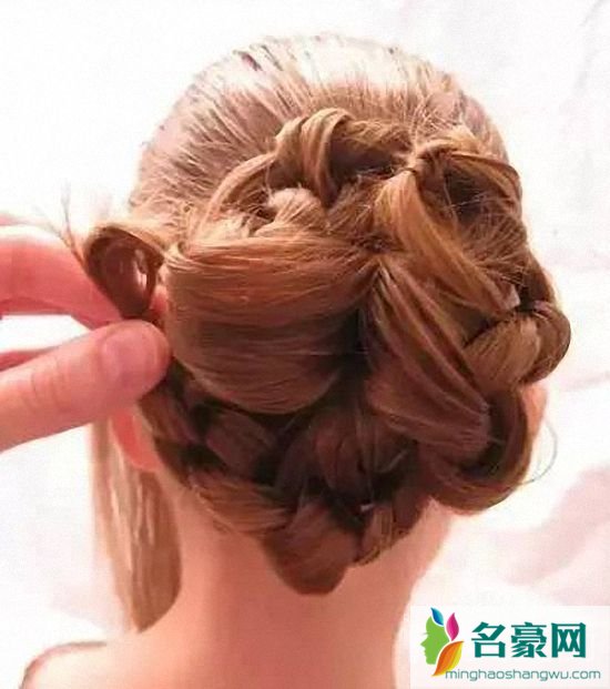 小女孩漂亮发型梳法：仙气十足的盘发步骤7