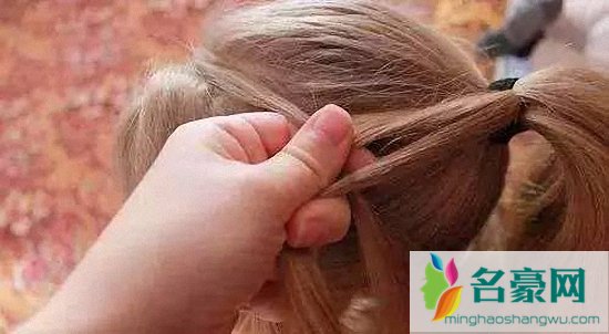 小女孩漂亮发型梳法：古典花苞头扎发步骤3