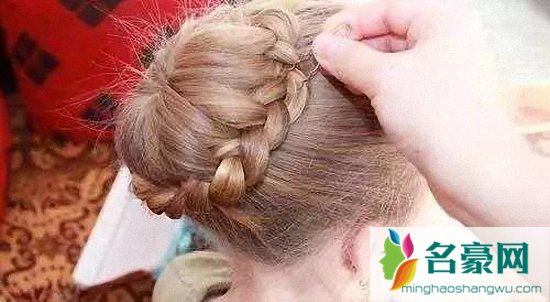 小女孩漂亮发型梳法：古典花苞头扎发步骤8