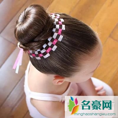 儿童丝带编发造型:双色丝带丸子头