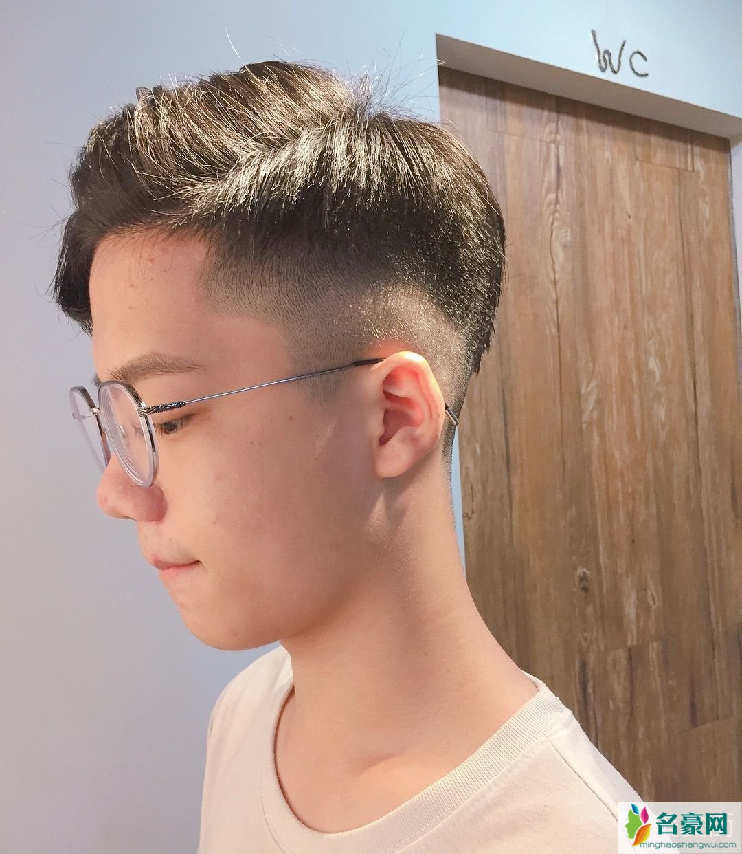 2019男生流行发型：两边剃光短发