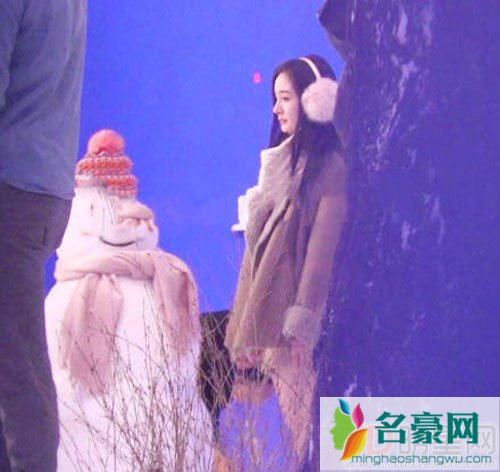 杨幂张彬彬搭档拍广告 雪地捧脸杀甜蜜