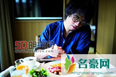 斎藤工发售“情色”写真集 谈性感厚唇有阴影最满意的是左脚踝