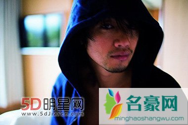 斎藤工发售“情色”写真集 谈性感厚唇有阴影最满意的是左脚踝