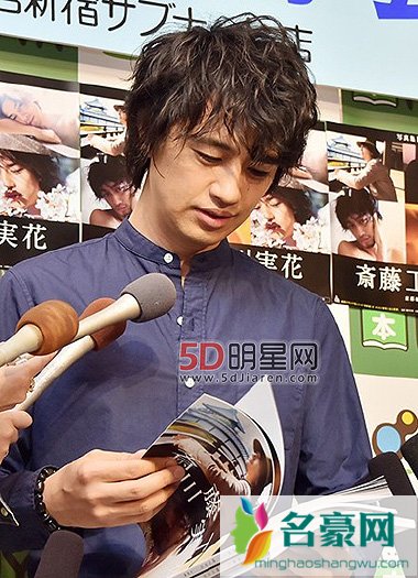 斎藤工发售“情色”写真集 谈性感厚唇有阴影最满意的是左脚踝
