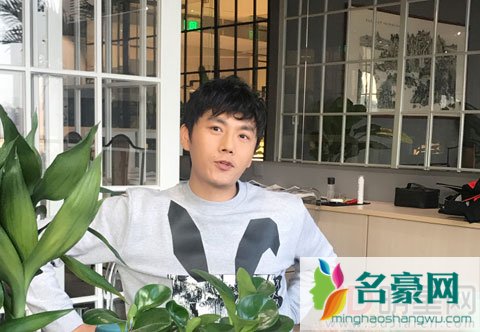 秦昊汽车被撞对方逃逸 报警后得不到帮助