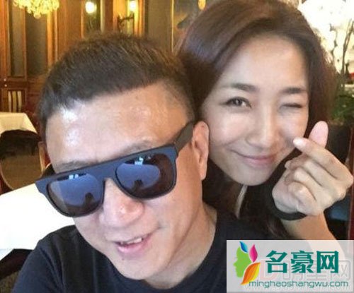 孙红雷陪妻子挑婴儿车 妻子大肚孕态明显